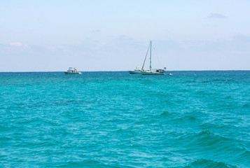 Obraz premium Florida Keys turquoise water in the coral diving area. Boats waiting for divers. Horizontal composition.