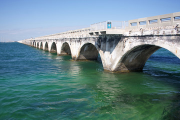 Fototapeta premium Old historical seven mile bridge, connected Florida Keys over turquoise caribbean water. The bridge allowed for pedestrians in some areas.