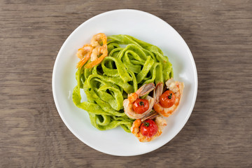 Spinach pasta with shrimps