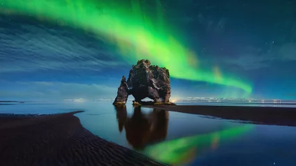 Foto op Plexiglas Noorderlicht Hvitserkur Northen Lights Green Reflection - IJSLAND