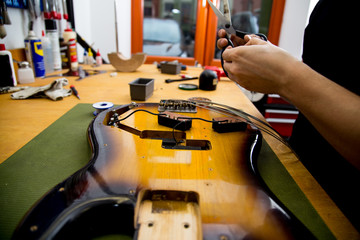 Lutnik naprawia gitarę 