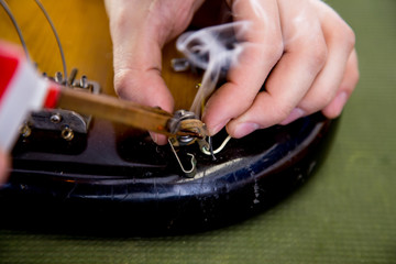 Lutnik naprawia gitarę 