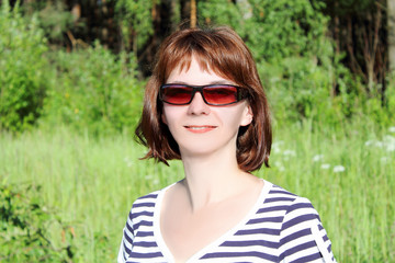 женщина на прогулке 