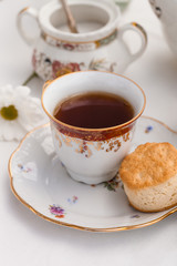 Englisches Frühstück mit Tee und Scones