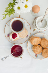 Englisches Frühstück mit Tee und Scones
