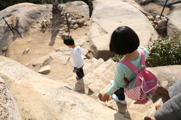 登山をする子ども