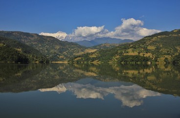 Fototapeta na wymiar Autumn scene at lake Begnas Tal