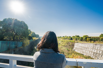Fototapeta na wymiar 橋から眺める女性
