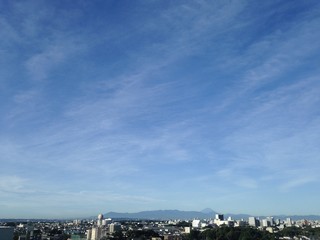 青空と市街地