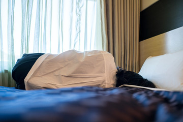 Fototapeta na wymiar ベッドで横になる女性
