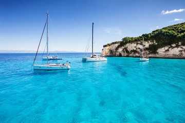Fototapeta premium Żaglówki w pięknej zatoce, wyspa Paxos, Grecja