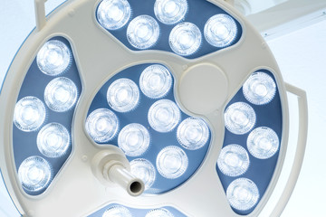 Deckenlampe in Zahnarztpraxis rund mit Haltegriff