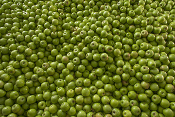 Fototapeta na wymiar Green and juicy granny smith apple pile at the local farmers mar