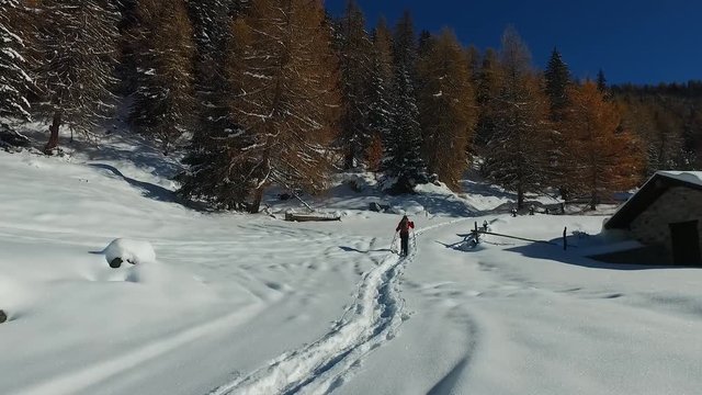 Escursionista cammina con le racchette da neve nel comprensorio del Monte Bianco in Valle d'Aosta