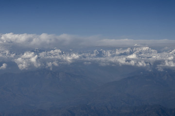 機内からヒマラヤ山脈を眺める