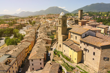 Fototapeta na wymiar Castelraimondo dall'alto