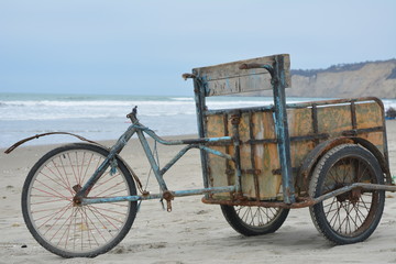 Fototapeta na wymiar bicicleta pesquera en la playa