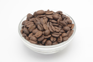 Café en grano en un bol de cristal