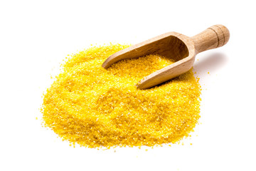 Polenta mit Holzschaufel isoliert auf weiß