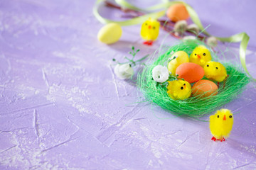 Colorful Easter frame -perepelinnye eggs in the nest and chicks,