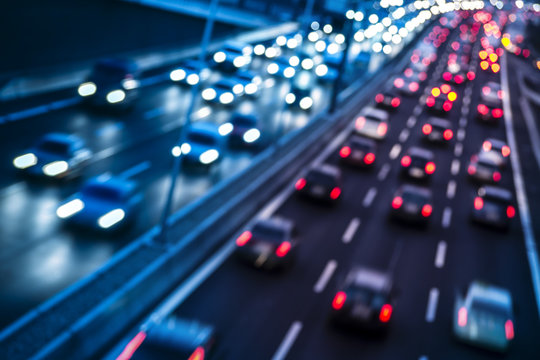 Autobahn mit unterschiedlichen Farben der Richtungen