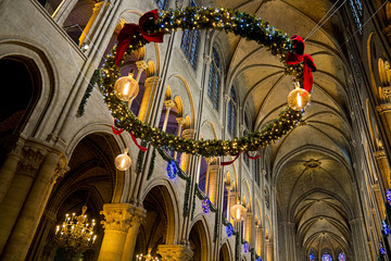 Adventskranz in der  Kathedrale Notre-Dame de Paris