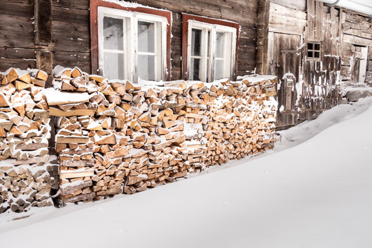 Feuerholz an der verschneiten Schih&uuml;tte