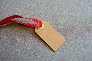 Cartelloino in cartone con cordino