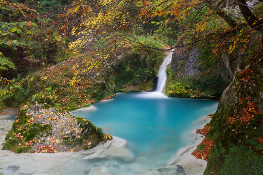 Salto de agua en oto&ntilde;o