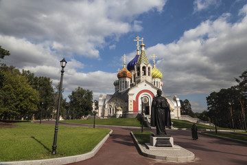 Памятник Святому благоверному князю Игорю на фоне Соборного храма в Переделкино. Подмосковье
