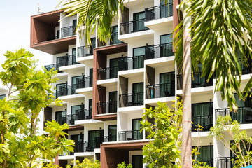 details of a modern office building with many windows.