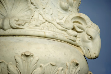 Fototapeta na wymiar Vase en marbre à tête de bélier au jardin des Tuileries à Paris