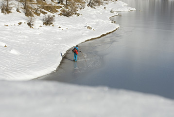 persona che cammina sul Lago di Devero ghiacciato durante l'inverno, Alpe devero, Val D'Ossola, Italia