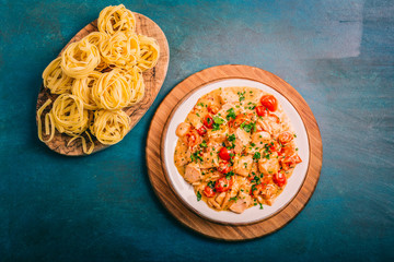Lachs Sahne mit Tomaten
