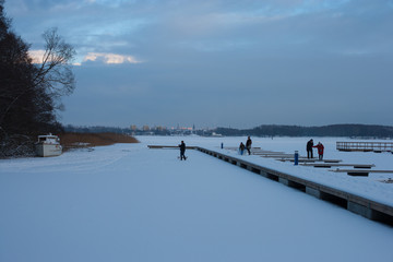 Widok na centrum Olsztyna z zamarzniętego jeziora Ukiel.