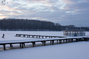 Zamarznięte jezioro Ukiel w Olsztynie wieczorem © Agnieszka Rodowicz
