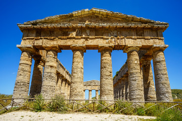 Obraz premium Old greek temple at Segesta, Sicily, Italy