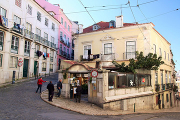 Fototapeta na wymiar Lisbonne, dans la montée du chateau