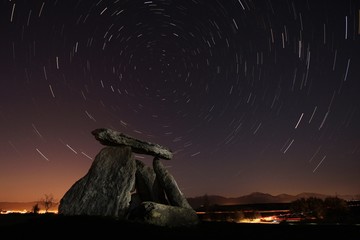 Dolmen bajo cielo estrellado © Josema Dieguez