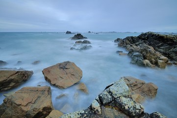 Tempête sur la côte sauvage à Plougrescant en Bretagne