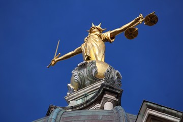 Fototapeta na wymiar Justice statue - Old Bailey, London