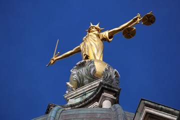 Obraz premium Justice statue - Old Bailey, London