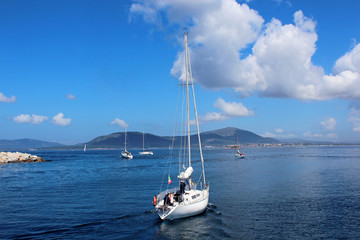 Fototapeta na wymiar Yacht in the bay 