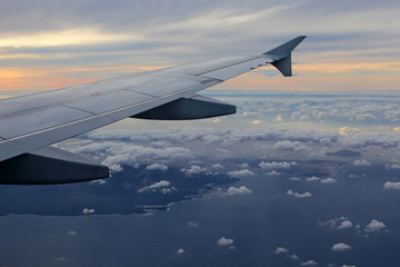 Obraz premium Airplane wing in the sky 