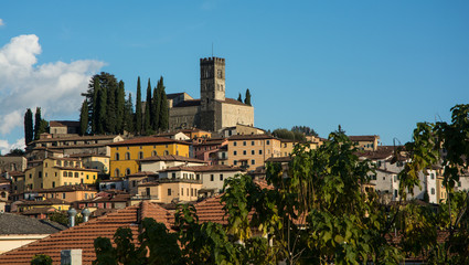 Fototapeta na wymiar A stone church overlooks the town of Barga in Italy