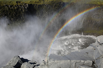 Regenbogen am Dettifoss Wasserfall. Island
