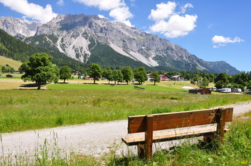 Bank mit Blick zum Dachstein / Steiermark