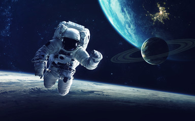 Astronaut beim Weltraumspaziergang. Kosmische Kunst, Science-Fiction-Tapete. Schönheit des Weltraums. Milliarden von Galaxien im Universum. Elemente dieses von der NASA bereitgestellten Bildes