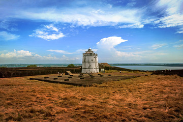 Portugiesische Festung Aguada. Goa, Candolim. Indien. Antike Festung und Leuchtturm aus dem 17. Jahrhundert in Goa.
