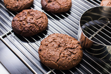 Fototapeta premium baked chocolate cookies laying on a rack